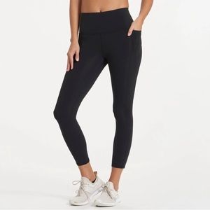 Vuori studio pocket legging short NWT